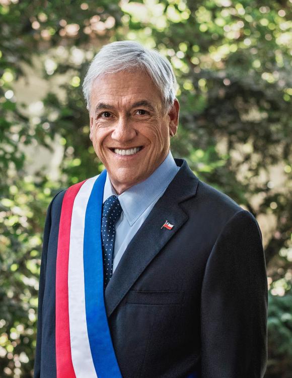 Retrato_Oficial_Presidente_Piñera_2018.jpg